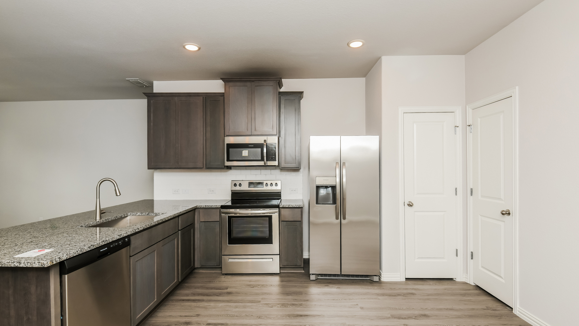 Bluebonnet Trail Townhomes_Hero Banner_Kitchen3