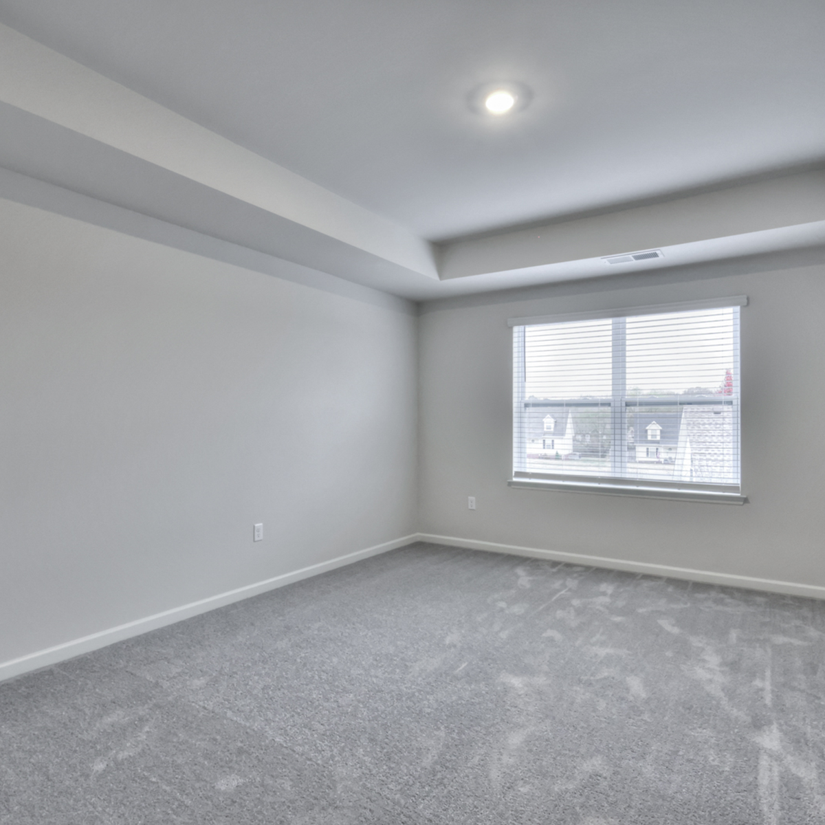 9' vaulted ceilings